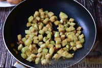 Фото приготовления рецепта: Жареный картофель с баклажанами - шаг №3