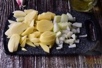 Фото приготовления рецепта: Жареный картофель с баклажанами - шаг №4