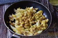 Фото приготовления рецепта: Жареный картофель с баклажанами - шаг №6
