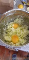 Фото приготовления рецепта: Картофельная запеканка с колбасой и сыром (на сковороде) - шаг №13