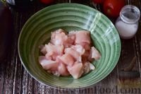Фото приготовления рецепта: Баклажаны, запеченные с куриным филе, помидорами и сыром - шаг №2