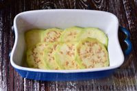 Фото приготовления рецепта: Баклажаны, запеченные с куриным филе, помидорами и сыром - шаг №5