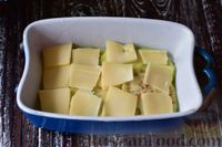 Фото приготовления рецепта: Баклажаны, запеченные с куриным филе, помидорами и сыром - шаг №6
