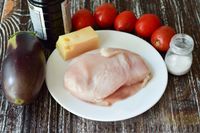Фото приготовления рецепта: Баклажаны, запеченные с куриным филе, помидорами и сыром - шаг №1