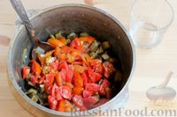 Фото приготовления рецепта: Баклажанный крем-суп с помидорами и чесноком - шаг №5