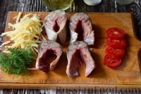 Фото приготовления рецепта: Рыба с помидорами и сыром, запеченная в фольге - шаг №2