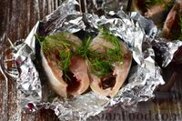 Фото приготовления рецепта: Рыба с помидорами и сыром, запеченная в фольге - шаг №6