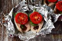Фото приготовления рецепта: Рыба с помидорами и сыром, запеченная в фольге - шаг №7