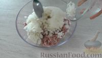 Фото приготовления рецепта: Капустные рулеты с фаршем и рисом - шаг №3