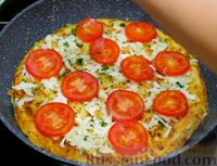Фото приготовления рецепта: Пицца из кабачков с колбасой, помидорами и базиликом - шаг №8