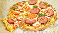 Фото приготовления рецепта: Пицца из кабачков с колбасой, помидорами и базиликом - шаг №9