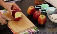 Фото приготовления рецепта: Запеченные яблоки с творогом под хрустящим безе - шаг №4