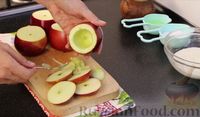 Фото приготовления рецепта: Запеченные яблоки с творогом под хрустящим безе - шаг №5