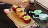 Фото приготовления рецепта: Запеченные яблоки с творогом под хрустящим безе - шаг №6