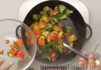 Фото приготовления рецепта: Жареная курица с овощами и грибами, по-китайски - шаг №3