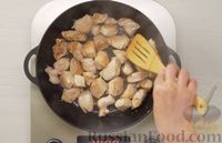 Фото приготовления рецепта: Жареная курица с овощами и грибами, по-китайски - шаг №4