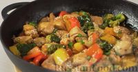 Фото приготовления рецепта: Жареная курица с овощами и грибами, по-китайски - шаг №7