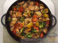 Фото приготовления рецепта: Жареная курица с овощами и грибами, по-китайски - шаг №6