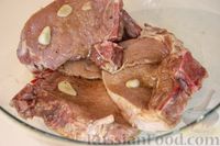 Фото приготовления рецепта: Свинина в лаймовом маринаде, запечённая с помидорами - шаг №4