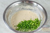 Фото приготовления рецепта: Сырные кексики с зелёным луком - шаг №7