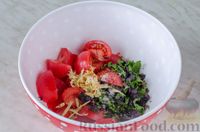 Фото приготовления рецепта: Салат из помидоров с имбирем и базиликом - шаг №5