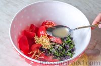 Фото приготовления рецепта: Салат из помидоров с имбирем и базиликом - шаг №6