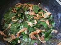 Фото приготовления рецепта: Листья свеклы с жареным луком - шаг №7