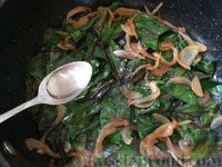 Фото приготовления рецепта: Листья свеклы с жареным луком - шаг №8