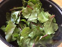 Фото приготовления рецепта: Листья свеклы с жареным луком - шаг №6