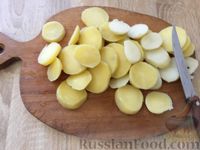 Фото приготовления рецепта: Камбала (или палтус), запеченная с картофелем и луком - шаг №6