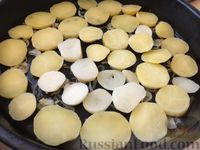 Фото приготовления рецепта: Камбала (или палтус), запеченная с картофелем и луком - шаг №9