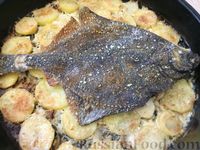 Фото приготовления рецепта: Камбала (или палтус), запеченная с картофелем и луком - шаг №13