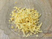 Фото приготовления рецепта: Омлет с сыром и луком - шаг №3