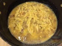 Фото приготовления рецепта: Омлет с сыром и луком - шаг №8