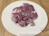Фото приготовления рецепта: Салат из соленых огурцов и свежих помидоров - шаг №4