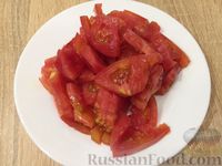 Фото приготовления рецепта: Салат из соленых огурцов и свежих помидоров - шаг №2