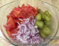 Фото приготовления рецепта: Салат из соленых огурцов и свежих помидоров - шаг №5