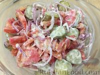 Фото приготовления рецепта: Салат из соленых огурцов и свежих помидоров - шаг №9