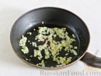 Фото приготовления рецепта: Омлет с начинкой из помидоров и зелёного горошка - шаг №4