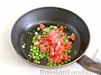Фото приготовления рецепта: Омлет с начинкой из помидоров и зелёного горошка - шаг №6