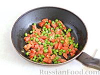 Фото приготовления рецепта: Омлет с начинкой из помидоров и зелёного горошка - шаг №7