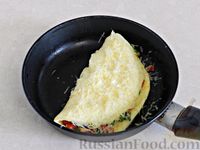 Фото приготовления рецепта: Омлет с начинкой из помидоров и зелёного горошка - шаг №15