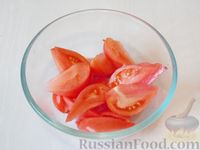 Фото приготовления рецепта: Салат из помидоров с творогом и зелёным луком - шаг №2