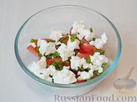Фото приготовления рецепта: Салат из помидоров с творогом и зелёным луком - шаг №4