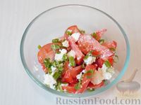 Фото приготовления рецепта: Салат из помидоров с творогом и зелёным луком - шаг №5
