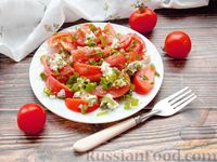 Фото приготовления рецепта: Салат из помидоров с творогом и зелёным луком - шаг №6