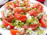 Фото приготовления рецепта: Салат из помидоров с творогом и зелёным луком - шаг №7