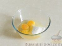 Фото приготовления рецепта: Пирог с черешней и лимонной глазурью - шаг №4