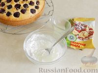 Фото приготовления рецепта: Пирог с черешней и лимонной глазурью - шаг №11