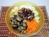 Фото приготовления рецепта: Салат с жареными овощами и грибами, по-корейски - шаг №11